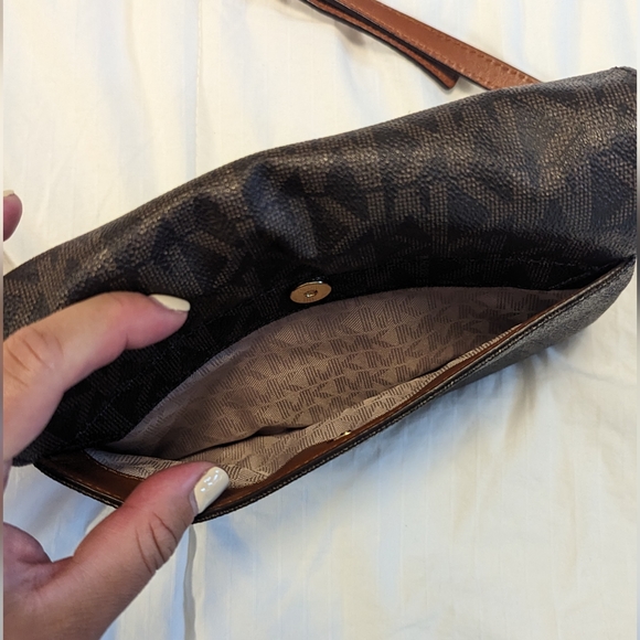 **SOLD** MICHAEL KORS FULTON MK Signature Brown Flap Crossbody Bag - Picture 2 of 10